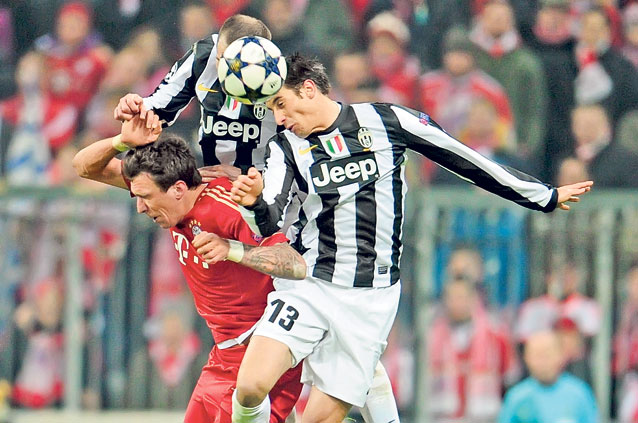 Ea îi ţine pumnii lui Zlatan!