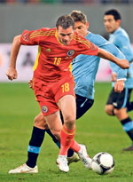 Ion Raţ, tatăl căpitanului României, crede că fiul său merită să fie tratat cu respect: "Răzvan n-a mers la băutură, ca alţii"