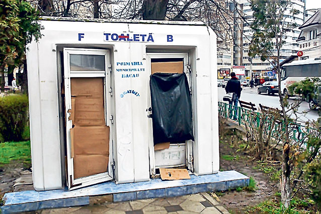 România, ţara tuturor posibilităţilor! Au vopsit… gropile din asfalt!