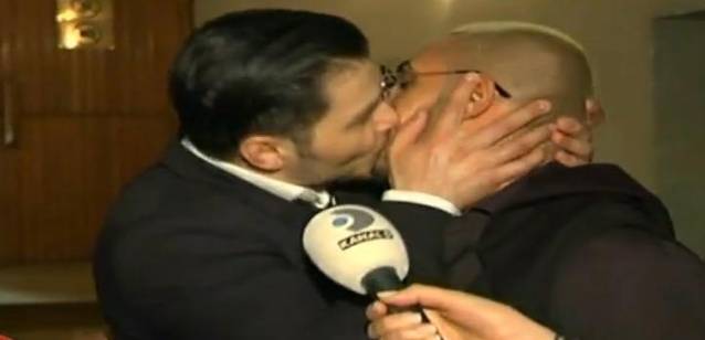 FOTO ȘOC! ALEX VELEA, SĂRUTAT de un alt BĂRBAT! Vezi cine este STARUL din SHOWBIZ care l-a prins cu GARDA JOS!