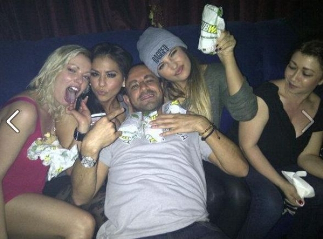 ANTONIA, mai lasă SHAORMA! Uite cum își etalează ȘUNCULIȚELE, într-un TRICOU MULT PREA SCURT! FOTO ÎN ARTICOL