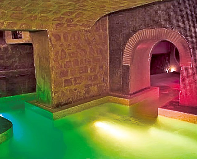 Scandal după scandal la «curtea» Papei Francisc: Vaticanul a dat 20.000.000 € pe un club de homosexuali | FOTO