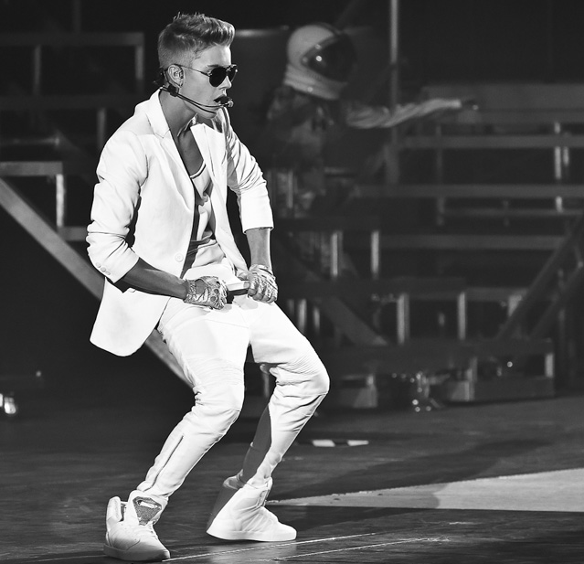 Justin Bieber şi prietenii săi organizează orgii cu zeci de femei şi droguri