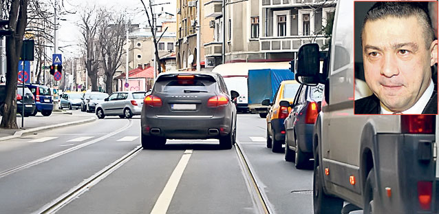 Ilie Năstase, fosta glorie din tenisul mondial, nu ţine cont de regulile de circulaţie când se află la volan | FOTO