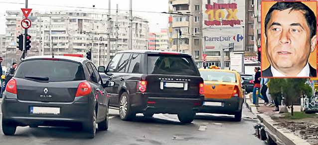 Ilie Năstase, fosta glorie din tenisul mondial, nu ţine cont de regulile de circulaţie când se află la volan | FOTO