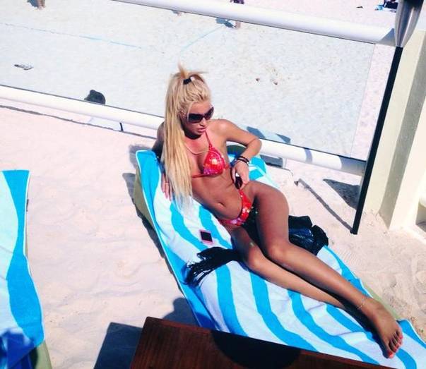 Aşa arată TRUPUL IMPECABIL al uneia dintre cele mai frumoase BLONDE de la noi din ţară. O RECUNOŞTI?