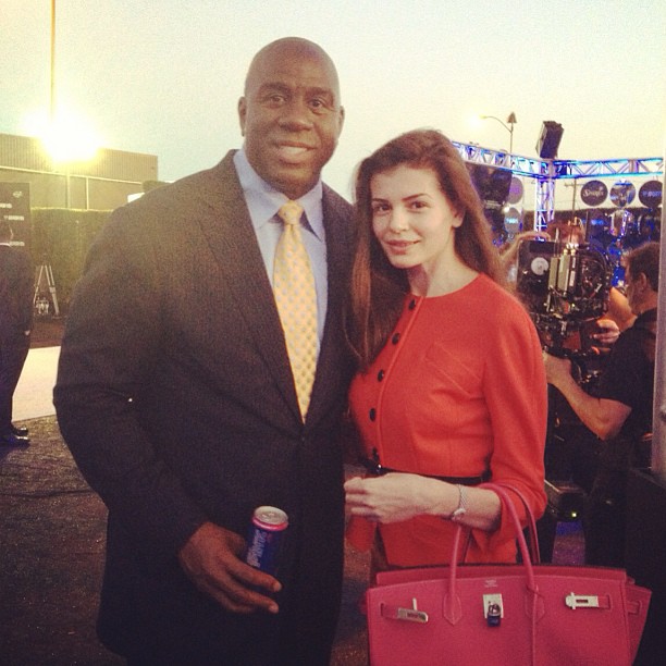 MONICA GABOR, la BRAȚUL celui mai mare STAR din SPORT! Intră s-o vezi îmbrăcată la patru ace, dar fără MACHIAJ! FOTO