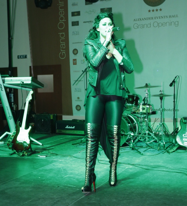 CÂT DE TARE! Roxana Nemeş s-a făcut brunetă! Nu-i aşa că e HOT HOT HOT?