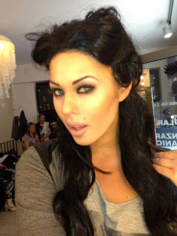 CÂT DE TARE! Roxana Nemeş s-a făcut brunetă! Nu-i aşa că e HOT HOT HOT?