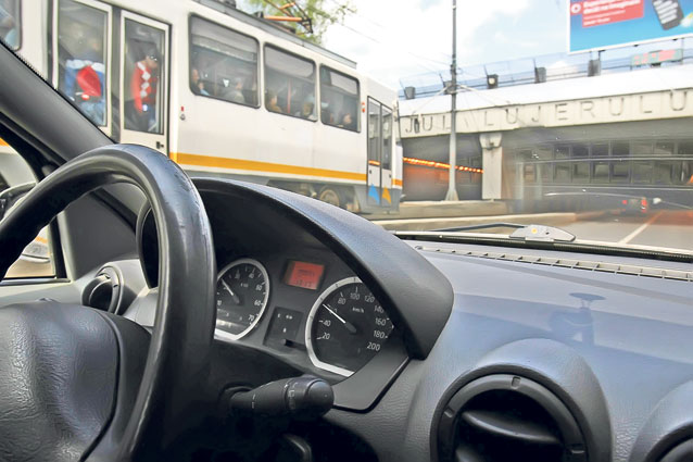 La aproape un an de la tragedia de la Lujerului, vatmanii de pe 41 circulă tot cu viteză | Gonesc prin pasaj cu 55 km/oră!