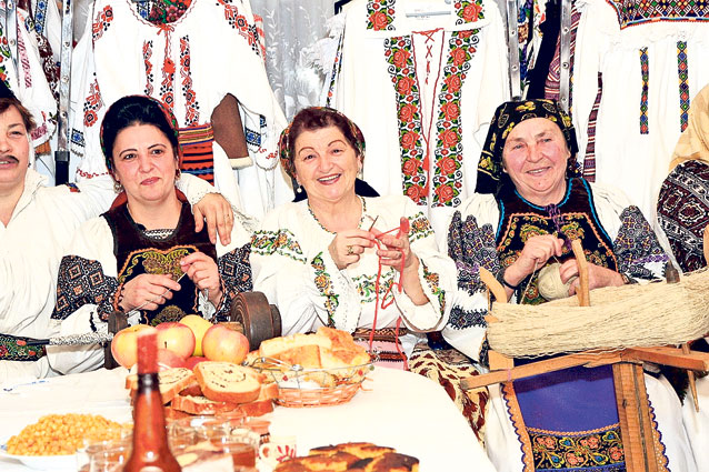 Românii se pregătesc de Sărbătoare! Face oiţe din ouă de Paşte!