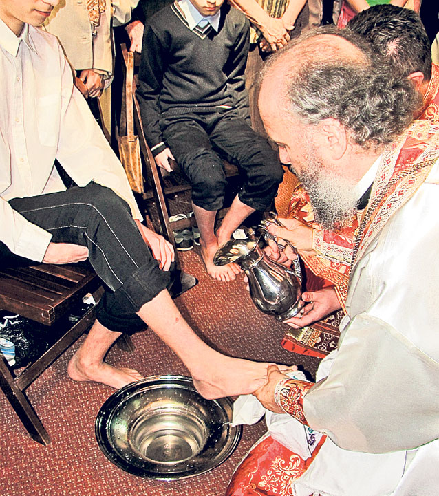 Tradiţii în Joia Mare | Unii s-au întrecut la încondeieri, în timp ce înalţii prelaţi au înfăptuit obiceiurile specifice Paştelui