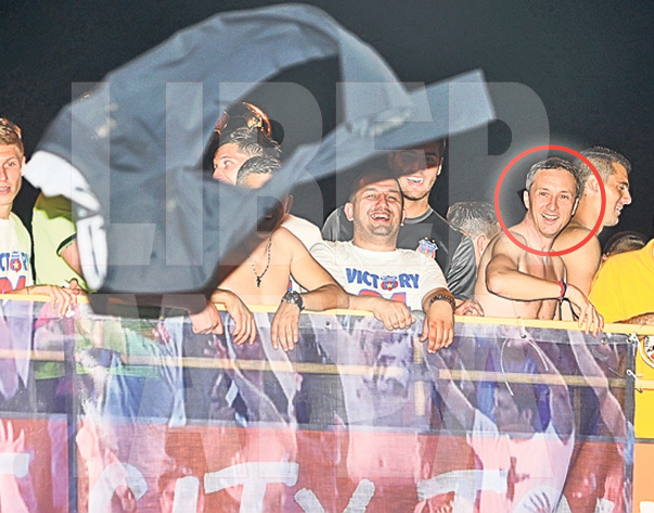 Ce destrăbălare! Jucătorii şi oficialii Stelei au făcut spectacol în Piaţa Constituţiei, beţi de fericire pentru câştigarea campionatului | FOTO EXCLUSIV