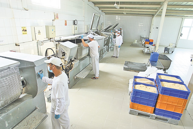 Aici se fac 50.000 kg de biscuiţi pe zi! Reporterii ziarului Libertatea au pătruns recent într-una din cele mai mari fabrici de produse de panificaţie din ţara noastră | FOTO