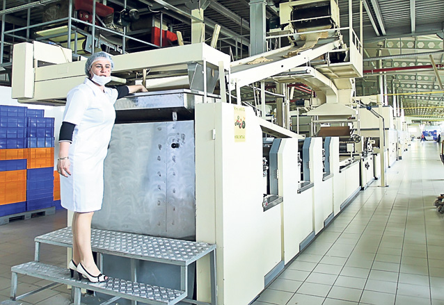 Aici se fac 50.000 kg de biscuiţi pe zi! Reporterii ziarului Libertatea au pătruns recent într-una din cele mai mari fabrici de produse de panificaţie din ţara noastră | FOTO