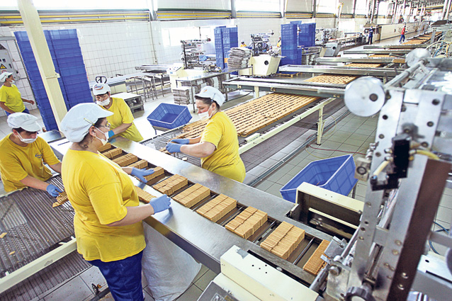 Aici se fac 50.000 kg de biscuiţi pe zi! Reporterii ziarului Libertatea au pătruns recent într-una din cele mai mari fabrici de produse de panificaţie din ţara noastră | FOTO