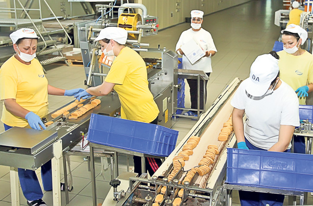 Aici se fac 50.000 kg de biscuiţi pe zi! Reporterii ziarului Libertatea au pătruns recent într-una din cele mai mari fabrici de produse de panificaţie din ţara noastră | FOTO