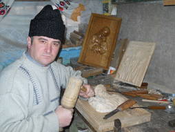 Incredibil! Poliţiştii de frontieră sculptează, pictează, sar cu motocicleta şi sunt campioni la şah