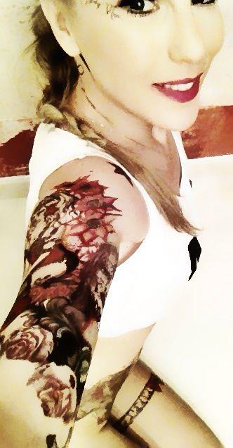 Ce făcea O MĂMICĂ HOT de la NOI, cântăreață celebră, în miez de noapte?  S-A POZAT FĂRĂ CHILOȚI și s-a bucurat și de compania unei domnișoare! Intră să vezi fotografia