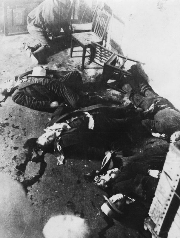 Cea mai dură imagine din istorie? Uite cum arătau mafioţii executaţi de Al Capone | FOTO în articol
