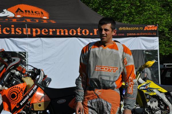 Incredibil! Poliţiştii de frontieră sculptează, pictează, sar cu motocicleta şi sunt campioni la şah