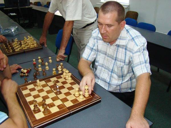 Incredibil! Poliţiştii de frontieră sculptează, pictează, sar cu motocicleta şi sunt campioni la şah