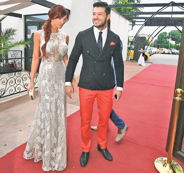 EXCLUSIV | Merge la popă şi la psiholog ca să scape de Cristea! Bianca Drăguşanu este bombardată cu mesaje de dragoste de fostul iubit fotbalist