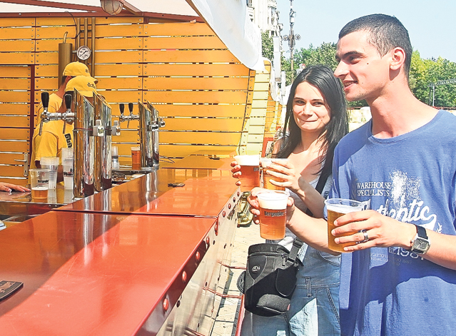 Distracţie de weekend cu sarmale şi bere rece