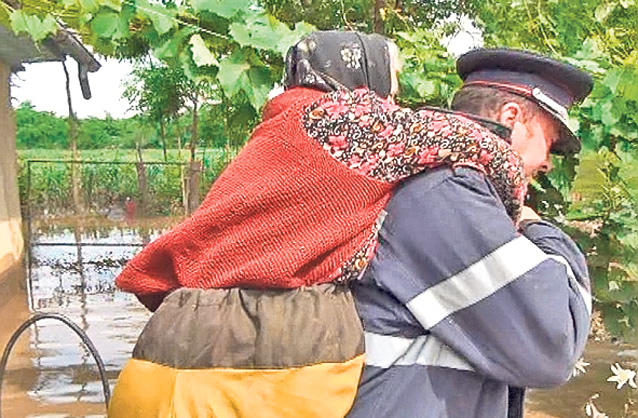 Ucişi de viitură! Tragedie în judeţul Iaşi! Bunicul şi nepoţelul au fost luaţi de ape şi au murit înecaţi | FOTO