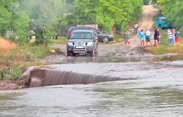 Ucişi de viitură! Tragedie în judeţul Iaşi! Bunicul şi nepoţelul au fost luaţi de ape şi au murit înecaţi | FOTO