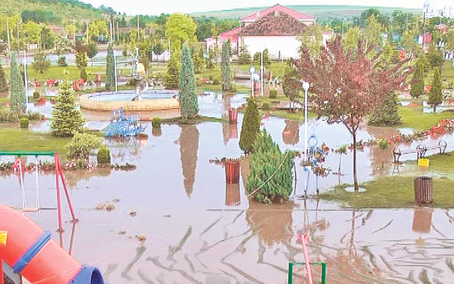 Ucişi de viitură! Tragedie în judeţul Iaşi! Bunicul şi nepoţelul au fost luaţi de ape şi au murit înecaţi | FOTO