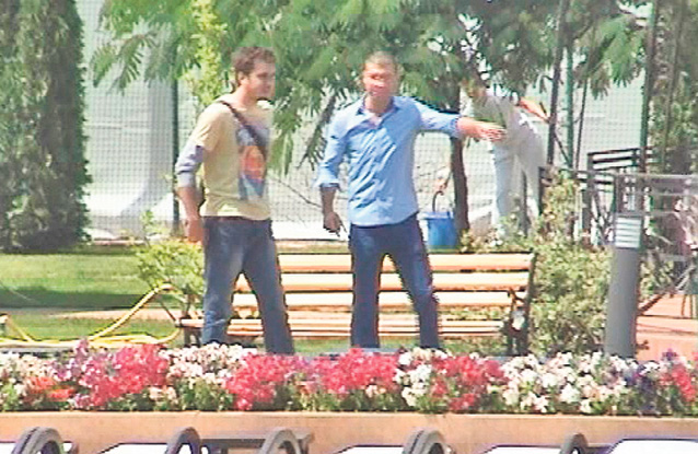 EXCLUSIV | Au asfaltat strada doar până la casa lui Bute! Locuitorii şi oficialităţile din Pechea s-au mobilizat «româneşte» pentru nunta boxerului | FOTO