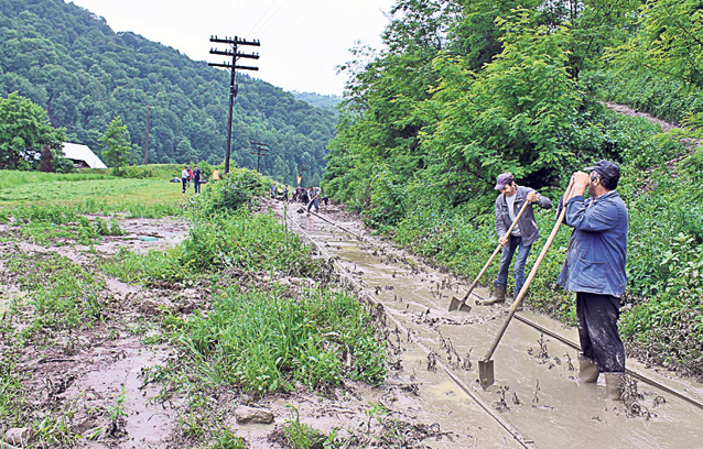 Biserica, inundată chiar de Înălţare! Viitura le-a adus mare necaz enoriaşilor din comuna gălăţeană Corod, în zi de sărbătoare
