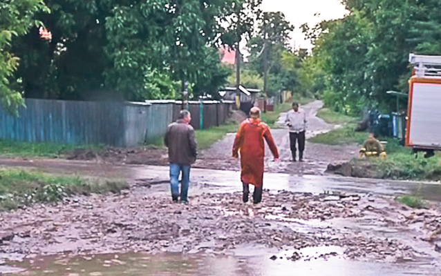 Biserica, inundată chiar de Înălţare! Viitura le-a adus mare necaz enoriaşilor din comuna gălăţeană Corod, în zi de sărbătoare