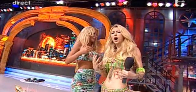 Andreea Bălan s-a uitat la silicoanele Loredanei Chivu. Vezi cum a reacţionat cântăreaţa! FOTO