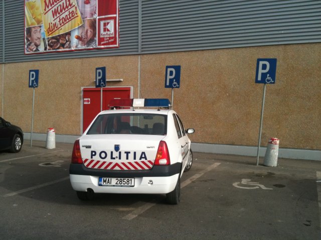 INCREDIBIL! Vezi unde au ales să parcheze nişte poliţişti