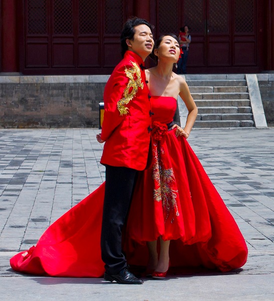 POZELE în ROCHIA ALBĂ DE MIREASĂ îi vor trezi NOSTALGII MONICĂI GABOR! Uite în ce culoare STRIDENTĂ va trebui SĂ SE ÎMBRACE LA NUNTA CU CHINEZUL! FOTO