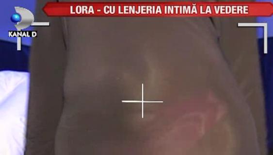 A GAFAT DIN NOU! Uite-o pe Lora cu CHILOȚII ROZ la VEDERE, la un EVENIMENT MONDEN! FOTO