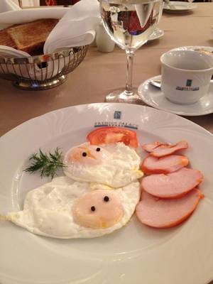 MONI nu dă un exemplu bun! Uite ce NESĂNĂTOS MĂNÂNCĂ DIMINEAŢA!