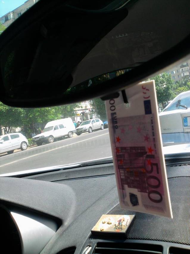 AROGANȚA MAXIMĂ! SIMONA SENSUAL umblă cu EURO în PARBRIZ pe străzile CAPITALEI! FOTO ÎN ARTICOL