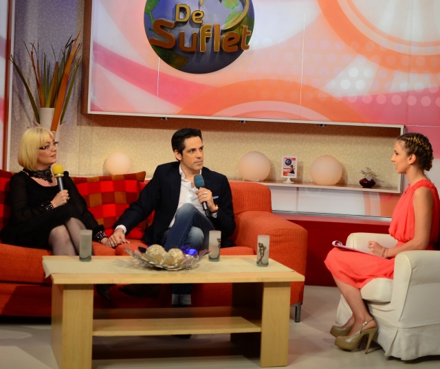 Cu cine se ţine de mână ŞTEFAN BĂNICĂ? E o vedetă blondă! FOTO