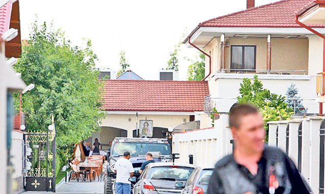 Fraţii Victor şi Ioan Becali îşi vor conduce azi mama pe ultimul drum