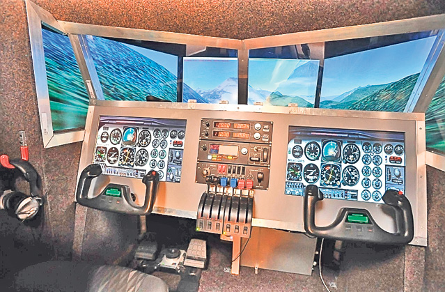 Un român a făcut un SIMULATOR DE ZBOR inspirat de «TOP GUN»