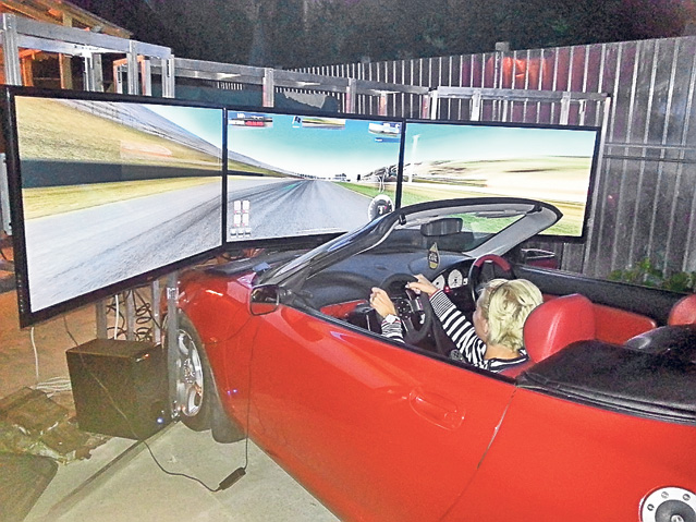 Un român a făcut un SIMULATOR DE ZBOR inspirat de «TOP GUN»