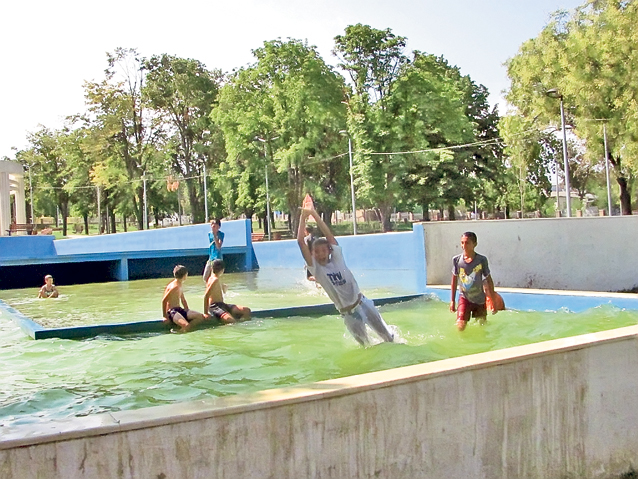 Muuultă răcoare! Fiecare se apără cum poate de caniculă