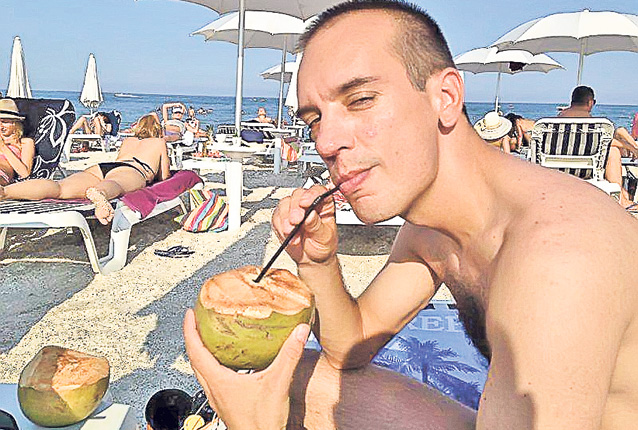 Ultima fiţă la mare! Uite ce beau vedetele pe plajă!