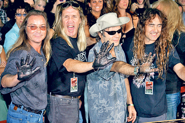 Fanii Iron Maiden, în delir! Mii de tineri au sosit ieri, la Bucureşti, din toate colţurile ţării, nerăbdători să-şi vadă idolii | FOTO