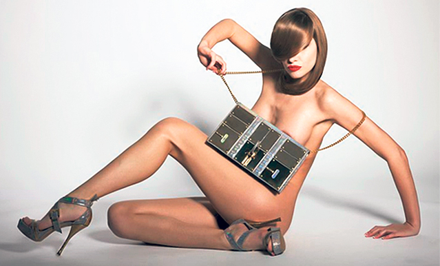 Iulia Albu şochează din nou! Iar a pozat goală în pantofii lui Mihai Albu