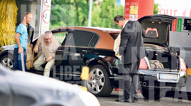 Scene de «Cascadorii râsului» cu Irinel Columbeanu! I s-a blocat portbagajul cu cheia înăuntru | FOTO