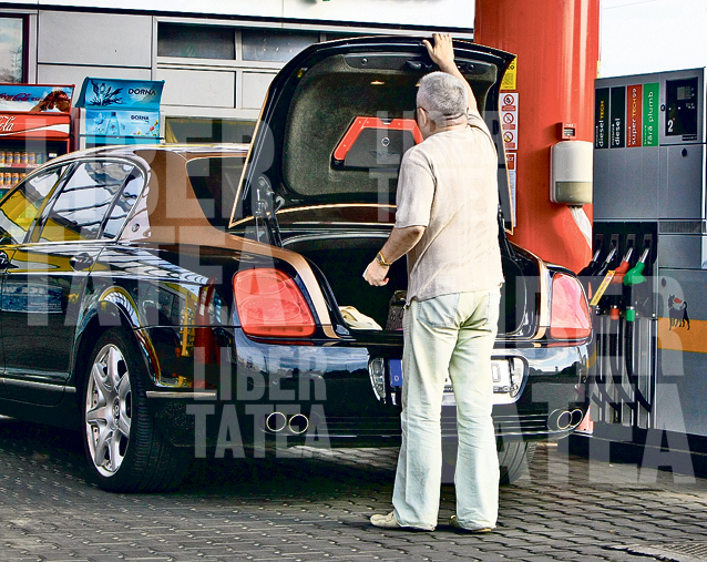 Scene de «Cascadorii râsului» cu Irinel Columbeanu! I s-a blocat portbagajul cu cheia înăuntru | FOTO